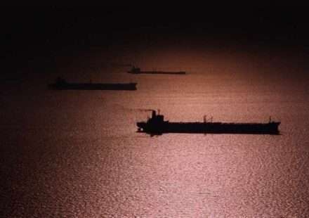 ईरान जंग संकट के दौरान होर्मुज स्ट्रेट में खड़े तेल टैंकर और सैन्य जहाज