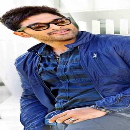 अल्लू अर्जुन का स्टाइलिश और आइकॉनिक लुक जो उनकी सफलता की कहानी को दर्शाता है