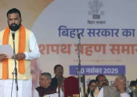 बिहार में आयोजित शपथ ग्रहण समारोह का दृश्य, जहां सम्राट चौधरी मुख्यमंत्री पद संभालते नजर आ रहे हैं।