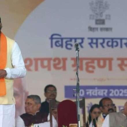 बिहार में आयोजित शपथ ग्रहण समारोह का दृश्य, जहां सम्राट चौधरी मुख्यमंत्री पद संभालते नजर आ रहे हैं।