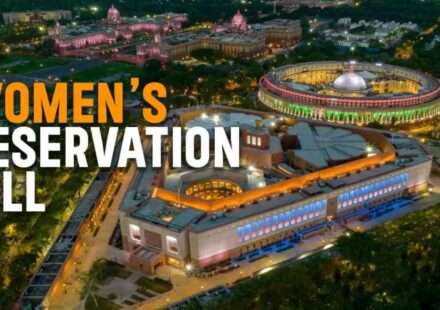 भारतीय संसद का दृश्य, जिसमें महिला प्रतिनिधित्व और राजनीतिक चर्चा को दर्शाया गया है।