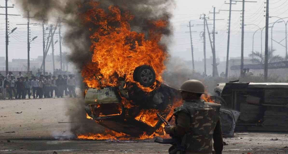 नोएडा मजदूर प्रदर्शन | वेतन बढ़ोतरी की मांग पर उग्र हुए श्रमिक, पुलिस हाई अलर्ट पर औद्योगिक क्षेत्र में प्रदर्शन कर रहे मजदूर, जलती गाड़ियां और तैनात पुलिस बल का दृश्य