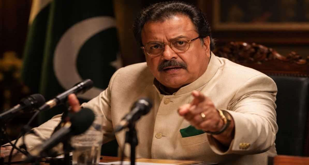 राकेश बेदी धुरंधर 2 में छाए, विक्की कौशल ने फोन कर की जमकर तारीफ एक सीन जिसमें राकेश बेदी अपने किरदार में गंभीर और कॉमिक एक्सप्रेशन के साथ नजर आ रहे हैं, फिल्मी माहौल के साथ