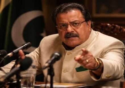 एक सीन जिसमें राकेश बेदी अपने किरदार में गंभीर और कॉमिक एक्सप्रेशन के साथ नजर आ रहे हैं, फिल्मी माहौल के साथ