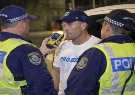 सिडनी में पुलिस द्वारा ब्रीथ टेस्ट के दौरान क्रिकेटर डेविड वॉर्नर की जांच का दृश्य