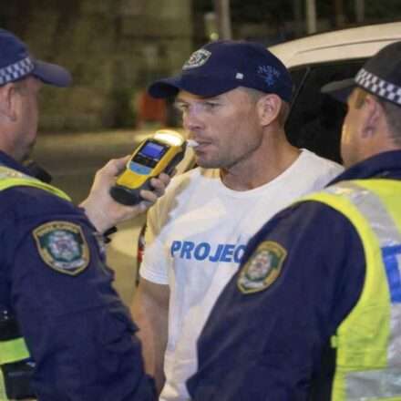 सिडनी में पुलिस द्वारा ब्रीथ टेस्ट के दौरान क्रिकेटर डेविड वॉर्नर की जांच का दृश्य