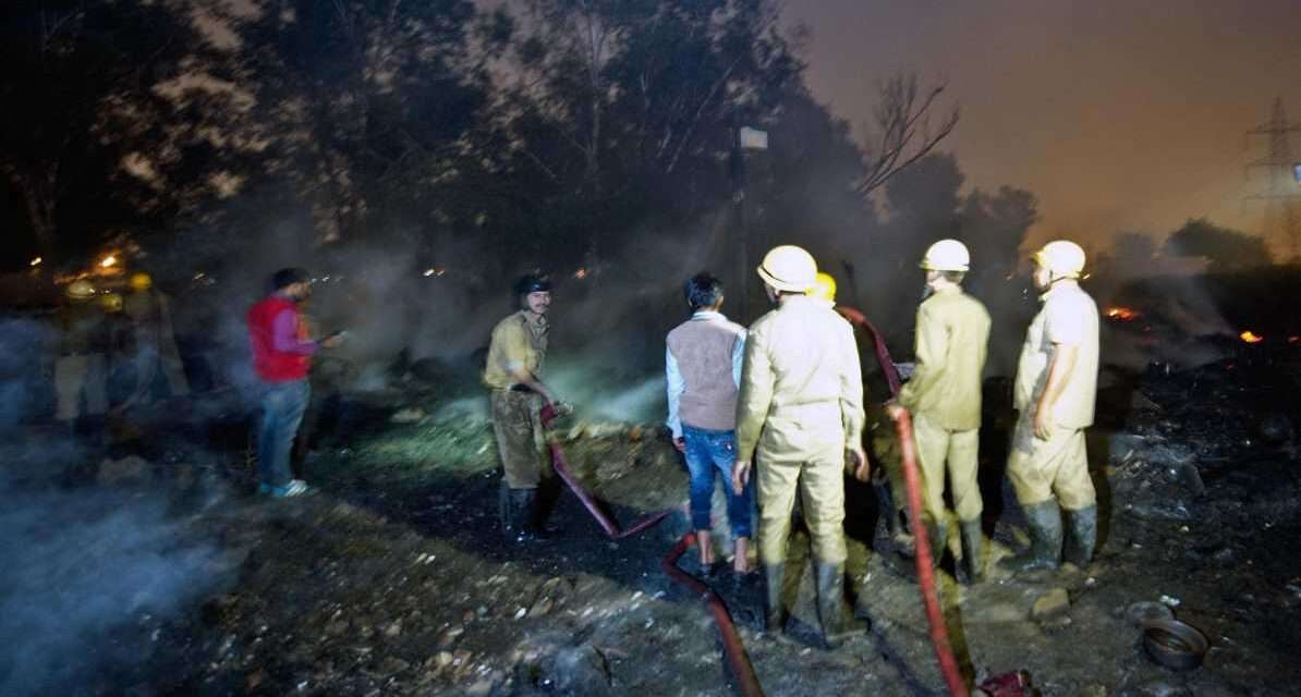 रोहिणी झुग्गी आग | भीषण हादसे में मासूम समेत तीन की मौत दिल्ली के रोहिणी इलाके में झुग्गियों में लगी भीषण आग के बाद दमकल विभाग द्वारा चलाया गया रेस्क्यू ऑपरेशन