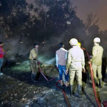 दिल्ली के रोहिणी इलाके में झुग्गियों में लगी भीषण आग के बाद दमकल विभाग द्वारा चलाया गया रेस्क्यू ऑपरेशन