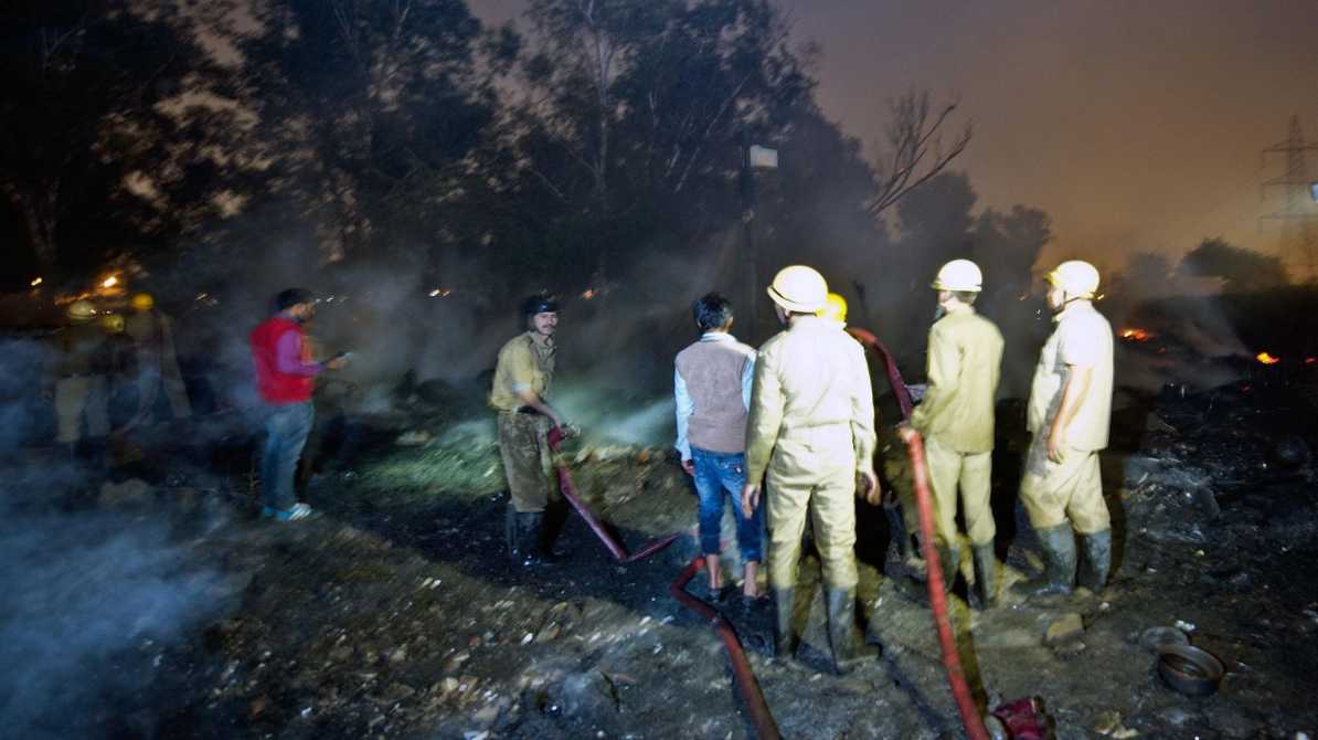 रोहिणी झुग्गी आग | भीषण हादसे में मासूम समेत तीन की मौत