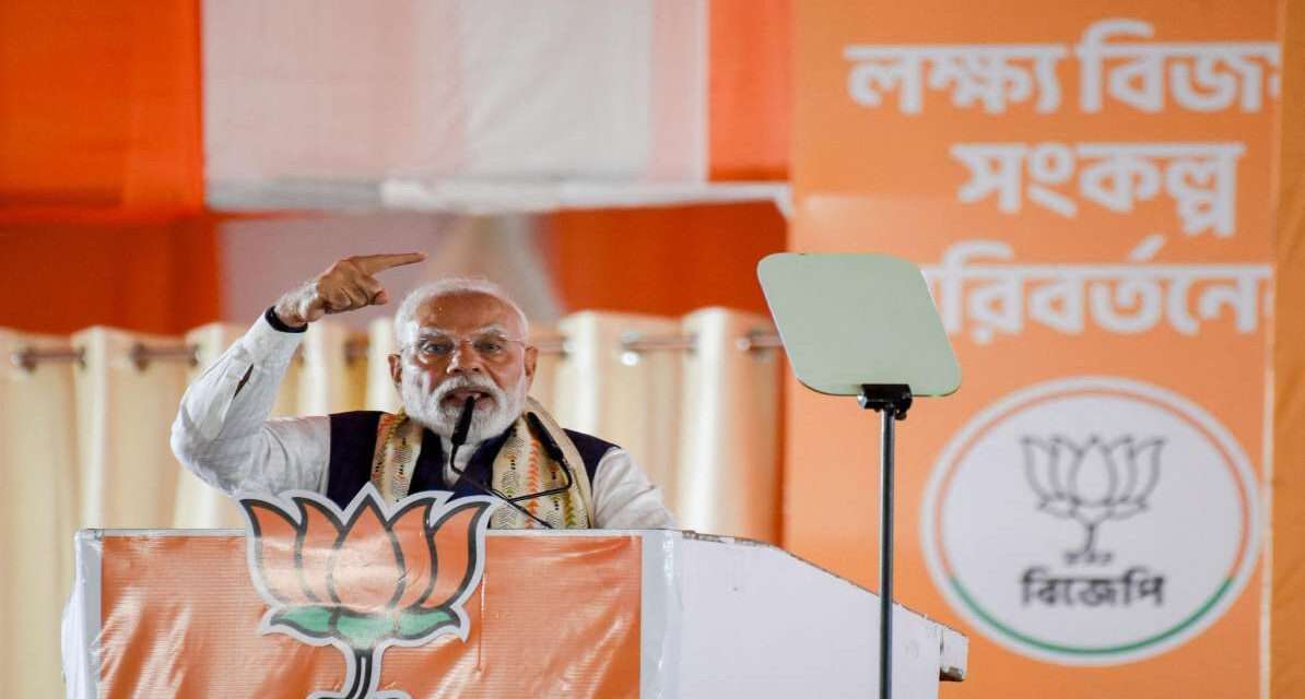 बंगाल में भाजपा नेताओं और समर्थकों की बड़ी रैली, जहां 360 डिग्री प्रचार रणनीति के तहत चुनाव प्रचार किया जा रहा है।