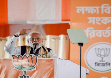 बंगाल में भाजपा नेताओं और समर्थकों की बड़ी रैली, जहां 360 डिग्री प्रचार रणनीति के तहत चुनाव प्रचार किया जा रहा है।