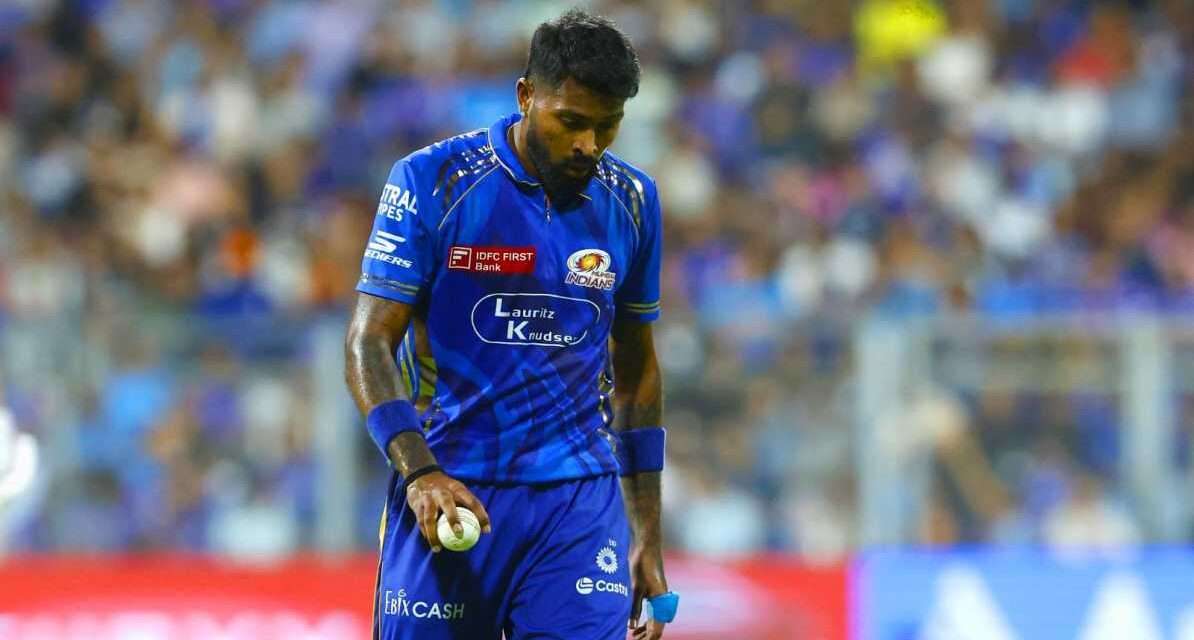 वानखेड़े स्टेडियम में मैच के बाद मैदान पर निराश खड़े मुंबई इंडियंस के खिलाड़ी, पृष्ठभूमि में पंजाब की जीत का जश्न