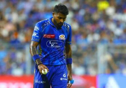 वानखेड़े स्टेडियम में मैच के बाद मैदान पर निराश खड़े मुंबई इंडियंस के खिलाड़ी, पृष्ठभूमि में पंजाब की जीत का जश्न