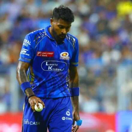 वानखेड़े स्टेडियम में मैच के बाद मैदान पर निराश खड़े मुंबई इंडियंस के खिलाड़ी, पृष्ठभूमि में पंजाब की जीत का जश्न