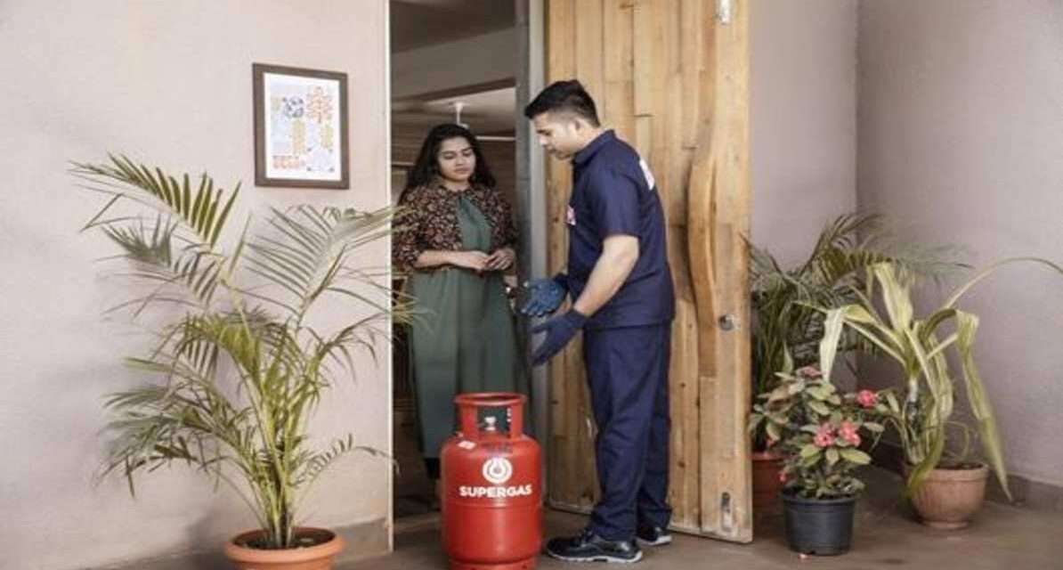 LPG Cylinder Price | जानिए आज आपके शहर में गैस सिलिंडर का ताजा रेट किचन में रखा घरेलू गैस सिलिंडर, जो भारत में LPG Cylinder Price को दर्शाता है