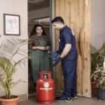 किचन में रखा घरेलू गैस सिलिंडर, जो भारत में LPG Cylinder Price को दर्शाता है