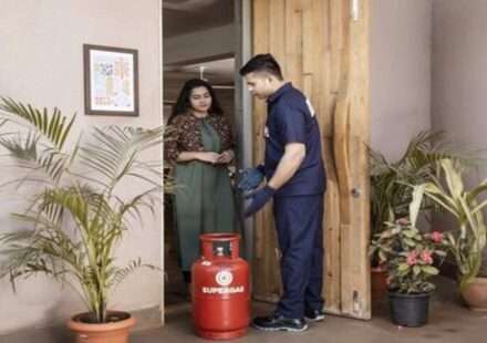 किचन में रखा घरेलू गैस सिलिंडर, जो भारत में LPG Cylinder Price को दर्शाता है