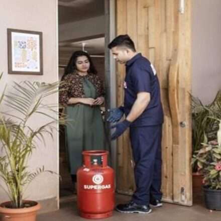 किचन में रखा घरेलू गैस सिलिंडर, जो भारत में LPG Cylinder Price को दर्शाता है