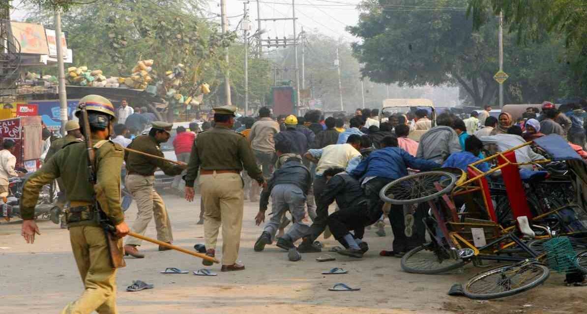 यह तस्वीर नोएडा के औद्योगिक क्षेत्र की है, जहां श्रमिकों के प्रदर्शन के दौरान हिंसा और पुलिस कार्रवाई देखी गई।