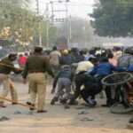 यह तस्वीर नोएडा के औद्योगिक क्षेत्र की है, जहां श्रमिकों के प्रदर्शन के दौरान हिंसा और पुलिस कार्रवाई देखी गई।