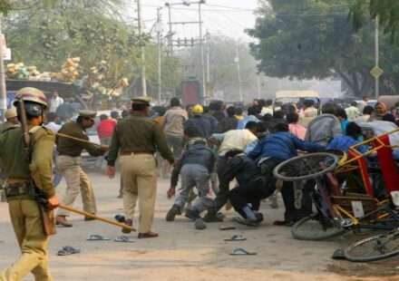 यह तस्वीर नोएडा के औद्योगिक क्षेत्र की है, जहां श्रमिकों के प्रदर्शन के दौरान हिंसा और पुलिस कार्रवाई देखी गई।