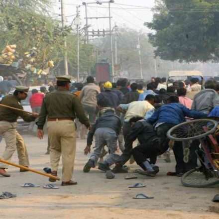 यह तस्वीर नोएडा के औद्योगिक क्षेत्र की है, जहां श्रमिकों के प्रदर्शन के दौरान हिंसा और पुलिस कार्रवाई देखी गई।