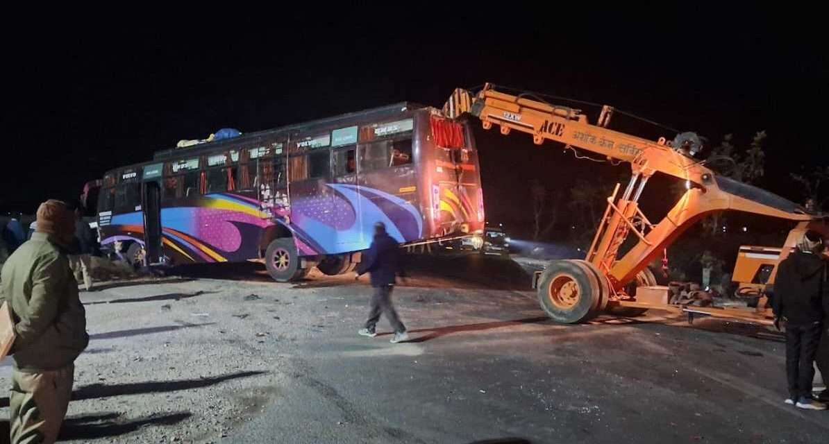 रात के समय हापुड़ में बस और ट्रक की टक्कर के बाद पुलिस और रेस्क्यू टीम राहत कार्य करती हुई