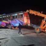 रात के समय हापुड़ में बस और ट्रक की टक्कर के बाद पुलिस और रेस्क्यू टीम राहत कार्य करती हुई