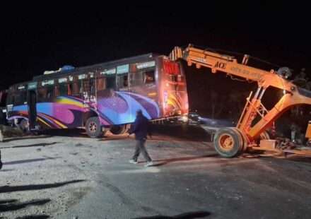 रात के समय हापुड़ में बस और ट्रक की टक्कर के बाद पुलिस और रेस्क्यू टीम राहत कार्य करती हुई