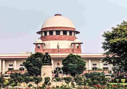 भारत के सुप्रीम कोर्ट में जनहित याचिका पर बहस, वकील और जज चर्चा करते हुए