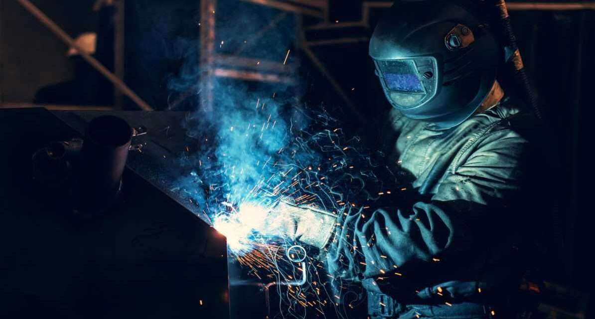 नोएडा हिंसा के बाद श्रमिक मजदूरी बढ़ोतरी, यूपी सरकार ने 21% तक बढ़ाई मजदूरी यह तस्वीर एक औद्योगिक क्षेत्र में काम कर रहे श्रमिकों को दिखाती है, जहां मशीनों और फैक्ट्री के बीच मेहनत करते मजदूर नजर आ रहे हैं। यह श्रमिक जीवन और मजदूरी से जुड़े हालात को दर्शाती है।