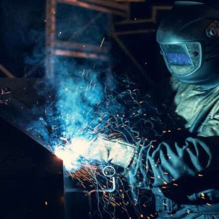 यह तस्वीर एक औद्योगिक क्षेत्र में काम कर रहे श्रमिकों को दिखाती है, जहां मशीनों और फैक्ट्री के बीच मेहनत करते मजदूर नजर आ रहे हैं। यह श्रमिक जीवन और मजदूरी से जुड़े हालात को दर्शाती है।