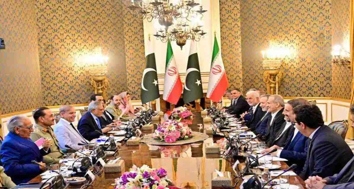 ईरान-अमेरिका बातचीत | इस्लामाबाद में अहम बैठक, क्या निकल सकता है समाधान? पाकिस्तान की राजधानी में उच्च-स्तरीय ईरान और अमेरिका प्रतिनिधिमंडल की बैठक का दृश्य, कड़ी सुरक्षा के बीच कूटनीतिक वार्ता