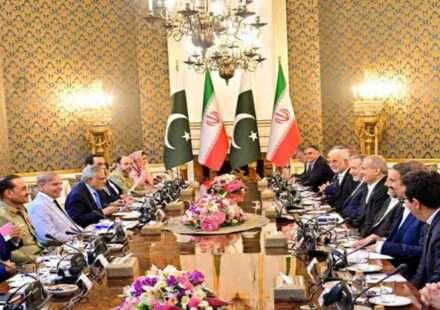 पाकिस्तान की राजधानी में उच्च-स्तरीय ईरान और अमेरिका प्रतिनिधिमंडल की बैठक का दृश्य, कड़ी सुरक्षा के बीच कूटनीतिक वार्ता