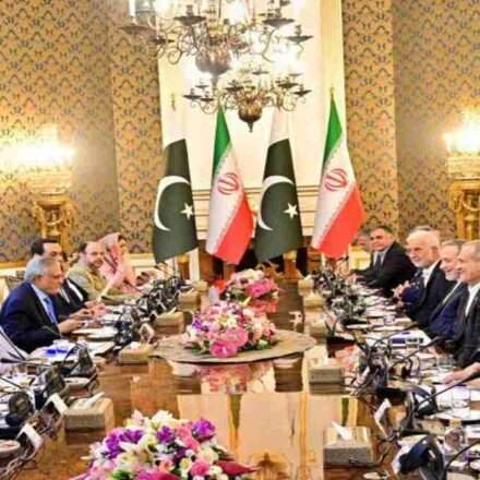 पाकिस्तान की राजधानी में उच्च-स्तरीय ईरान और अमेरिका प्रतिनिधिमंडल की बैठक का दृश्य, कड़ी सुरक्षा के बीच कूटनीतिक वार्ता