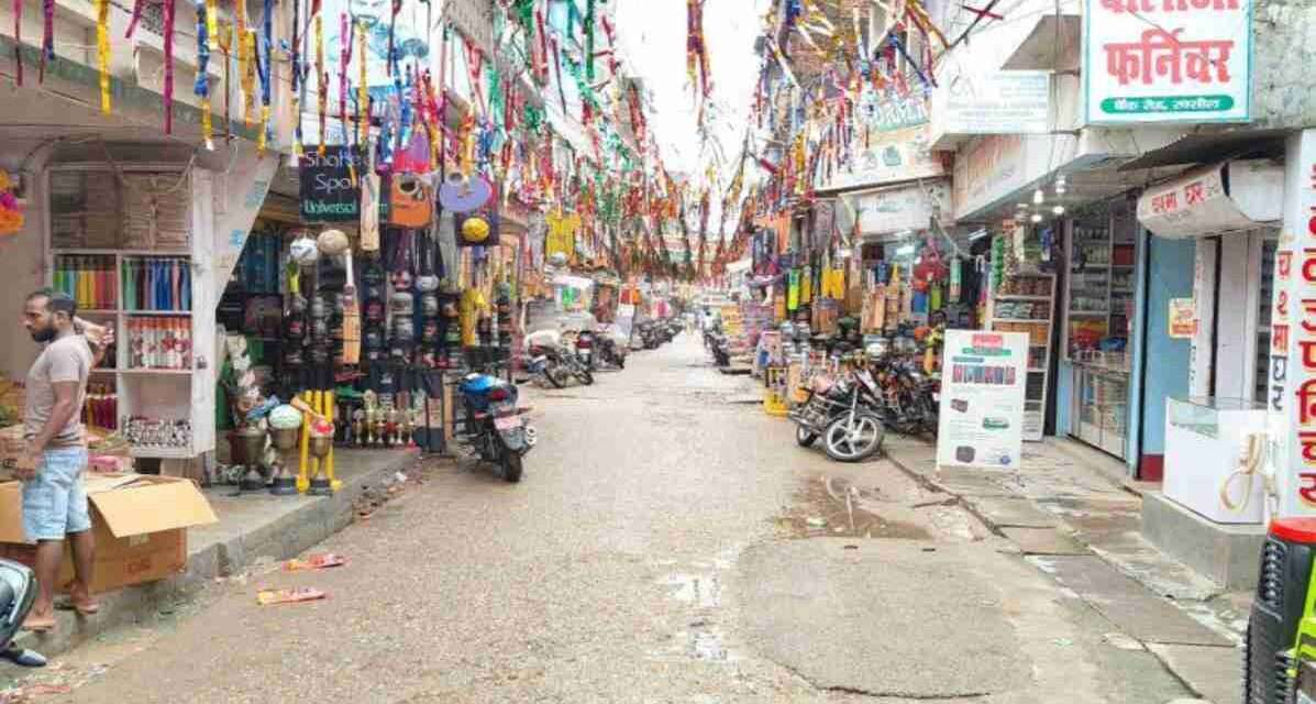 नेपाल सीमा पर कस्टम अधिकारी सामान की जांच करते हुए, जहां सख्त नियमों के कारण लोगों की आवाजाही कम हुई है।