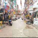 नेपाल सीमा पर कस्टम अधिकारी सामान की जांच करते हुए, जहां सख्त नियमों के कारण लोगों की आवाजाही कम हुई है।