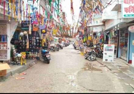 नेपाल सीमा पर कस्टम अधिकारी सामान की जांच करते हुए, जहां सख्त नियमों के कारण लोगों की आवाजाही कम हुई है।