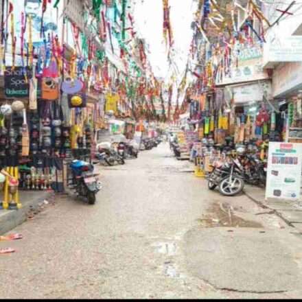 नेपाल सीमा पर कस्टम अधिकारी सामान की जांच करते हुए, जहां सख्त नियमों के कारण लोगों की आवाजाही कम हुई है।