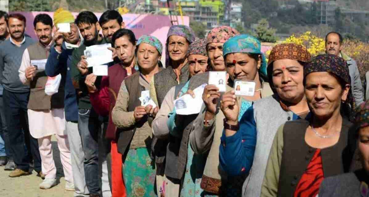 हिमाचल शहरी निकाय चुनाव 2026 में मतदान केंद्र पर वोट डालने के लिए लाइन में खड़े मतदाता