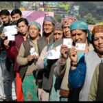 हिमाचल शहरी निकाय चुनाव 2026 में मतदान केंद्र पर वोट डालने के लिए लाइन में खड़े मतदाता