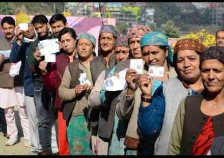 हिमाचल शहरी निकाय चुनाव 2026 में मतदान केंद्र पर वोट डालने के लिए लाइन में खड़े मतदाता
