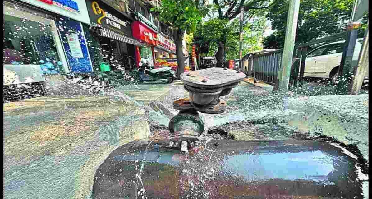 आगरा जलकल घोटाला के दौरान पाइपलाइन मरम्मत स्थल पर काम करते कर्मचारी