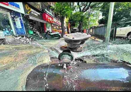 आगरा जलकल घोटाला के दौरान पाइपलाइन मरम्मत स्थल पर काम करते कर्मचारी