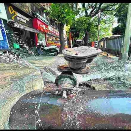 आगरा जलकल घोटाला के दौरान पाइपलाइन मरम्मत स्थल पर काम करते कर्मचारी