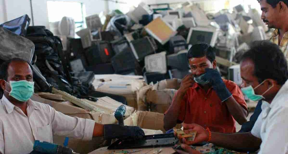 आधुनिक रीसाइक्लिंग प्लांट में कचरे की छंटाई और प्रोसेसिंग के जरिए नए संसाधन तैयार किए जा रहे हैं