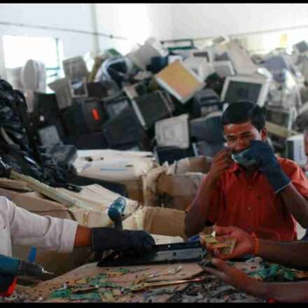 आधुनिक रीसाइक्लिंग प्लांट में कचरे की छंटाई और प्रोसेसिंग के जरिए नए संसाधन तैयार किए जा रहे हैं