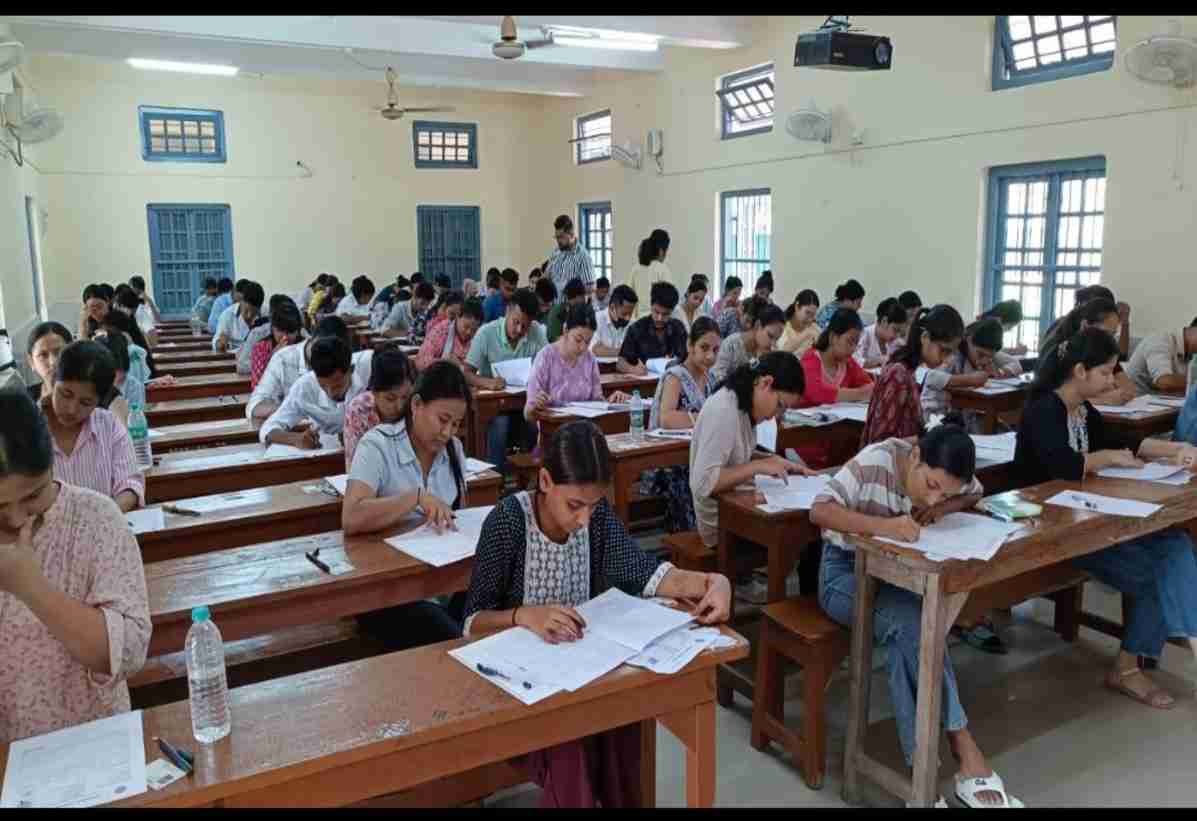 बरेली कॉलेज परीक्षा लापरवाही | 50 निरीक्षक गायब, 1700 छात्रों की परीक्षा देर से शुरू