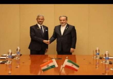 एक प्रतीकात्मक तस्वीर जिसमें भारत और मिडिल ईस्ट के देशों के बीच कूटनीतिक बातचीत और शांति प्रयास को दर्शाया गया है।