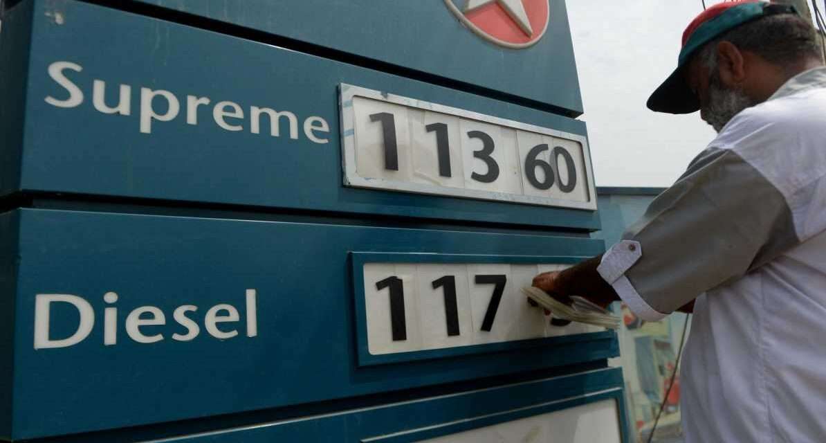 पाकिस्तान पेट्रोल-डीजल कीमत में कटौती, फिर भी भारत से महंगा एक पेट्रोल पंप पर लगे बोर्ड में पाकिस्तान पेट्रोल-डीजल कीमत की नई दरें दिखाई दे रही हैं, जो हालिया कटौती के बाद अपडेट हुई हैं।